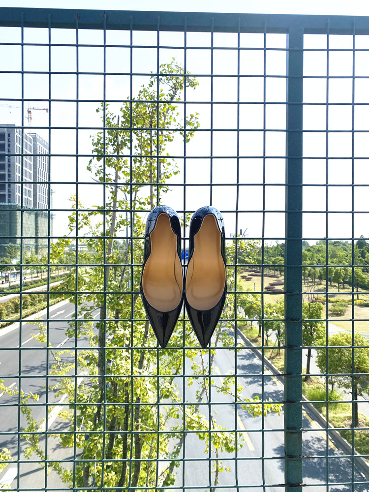 Sexy heels with irregular edges